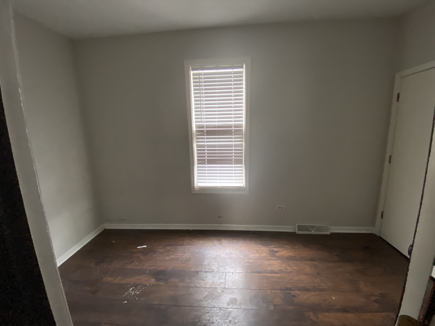 515 Walnut Avenue Elgin, IL 60123 - Photo 6 of 18 an empty room with a window
