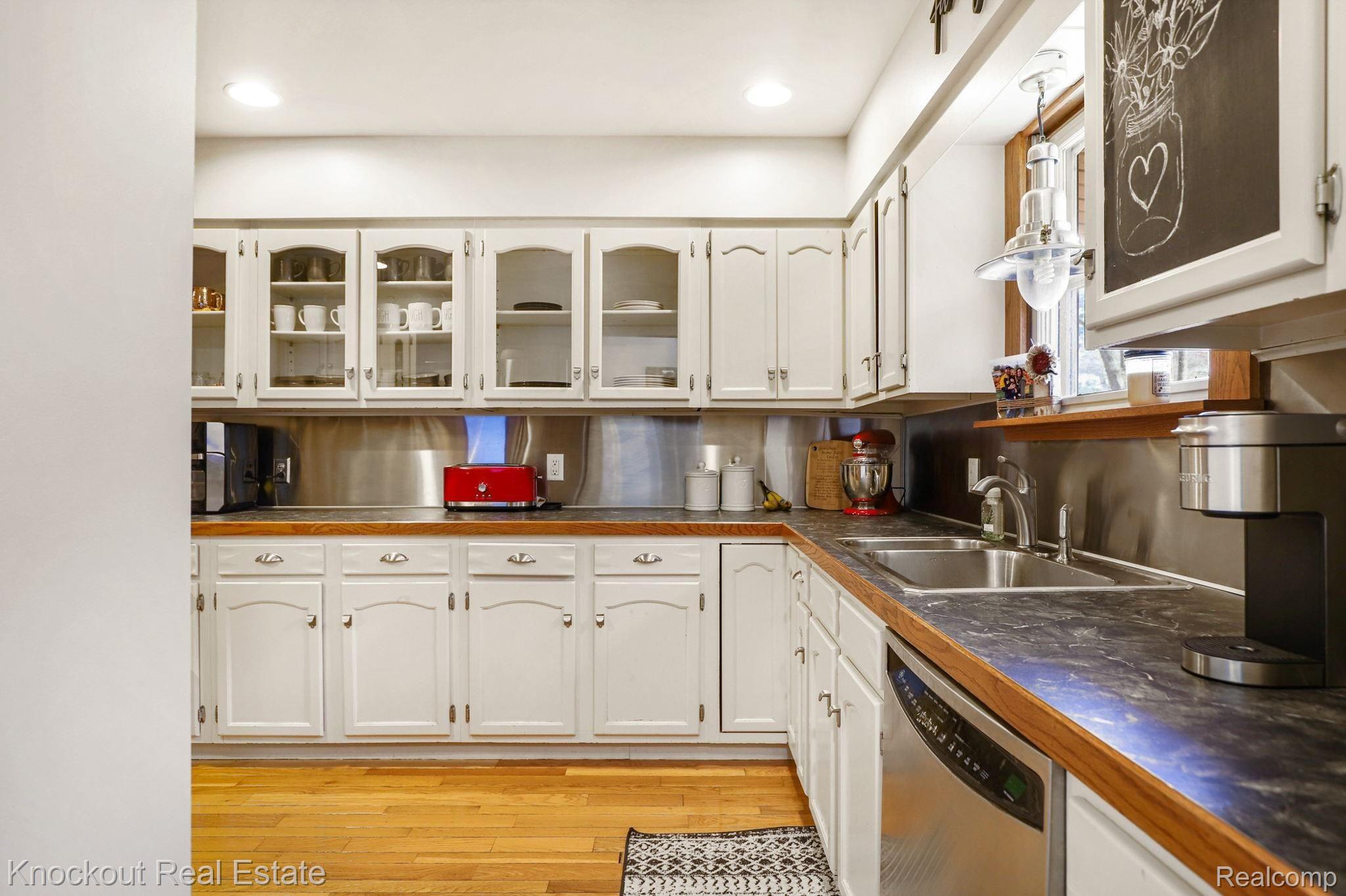 9-web-or-mls-5930 Murphy Lake Millington - 9.jpg