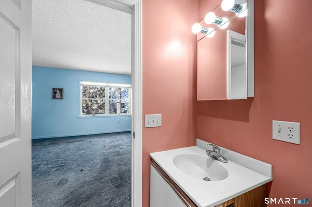 $299,900 | 141 The Meadows, Unit 141, Enfield, CT 06082