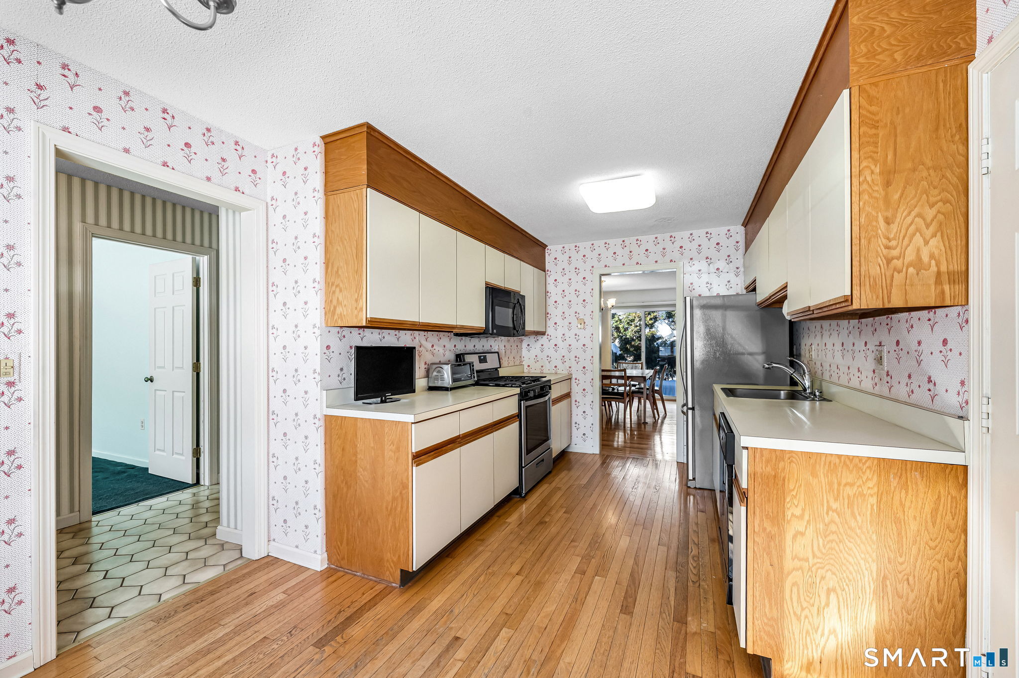 141 The Meadows, Unit 141 Enfield, CT 06082 - Photo 5 of 38