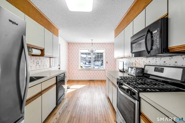 $299,900 | 141 The Meadows, Unit 141, Enfield, CT 06082