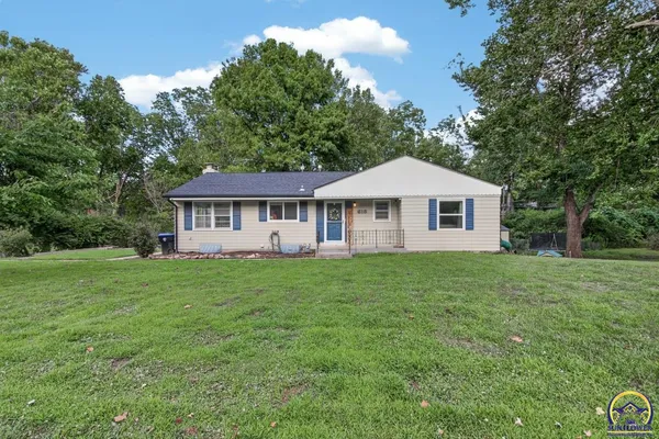 $289,900 | 618 Southwest Crest Drive, Topeka, KS 66606