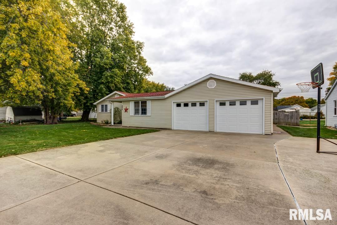 208 East Chestnut Street Chatham, IL 62629 - Photo 3 of 30