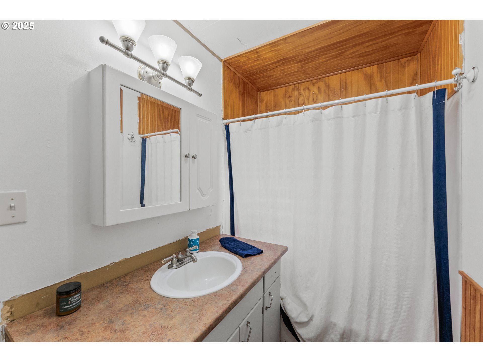 414 Callahan Road Roseburg, OR 97471 - Photo 17 of 33 a bathroom with a sink and a mirror