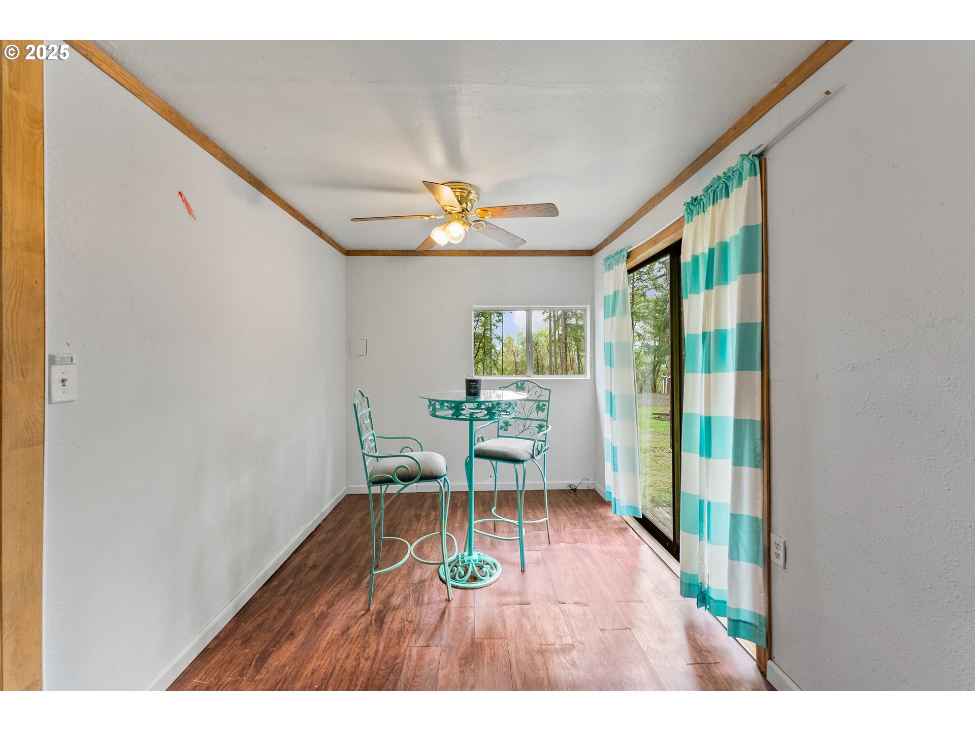 414 Callahan Road Roseburg, OR 97471 - Photo 9 of 33 a living room with furniture and a table