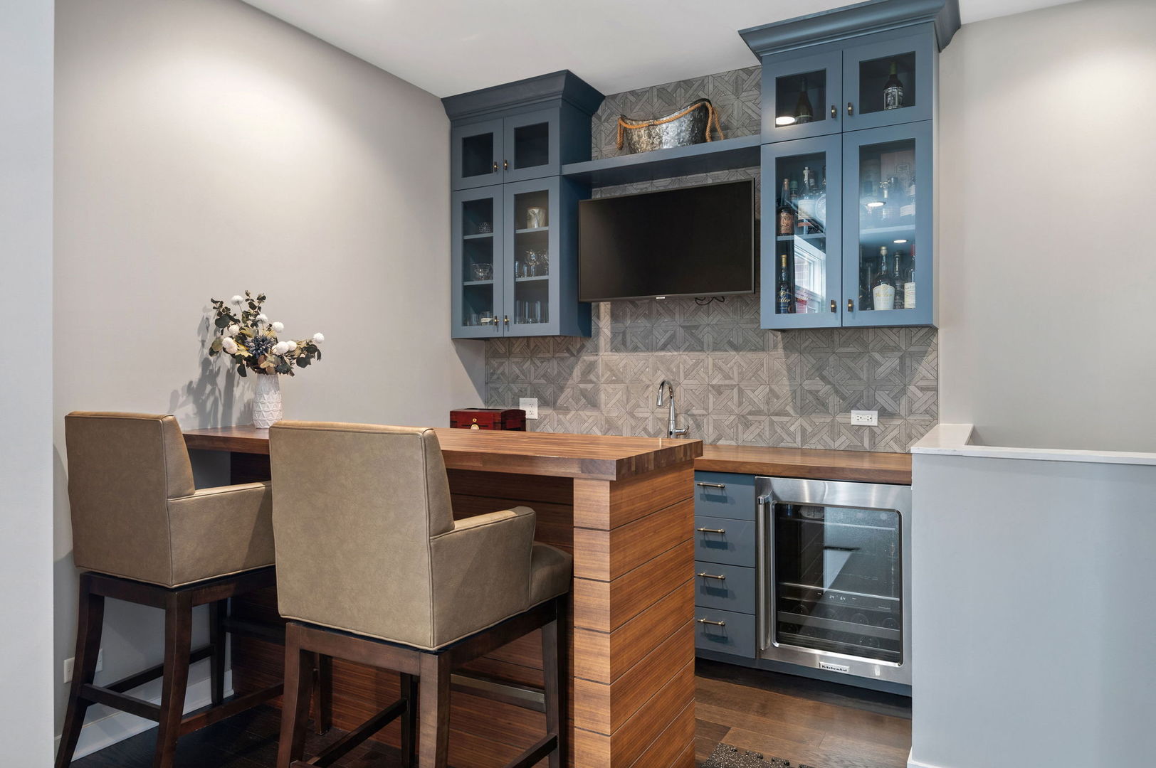 232 East 18th Street Chicago, IL 60616 - Photo 26 of 39 a kitchen with a stove and a microwave