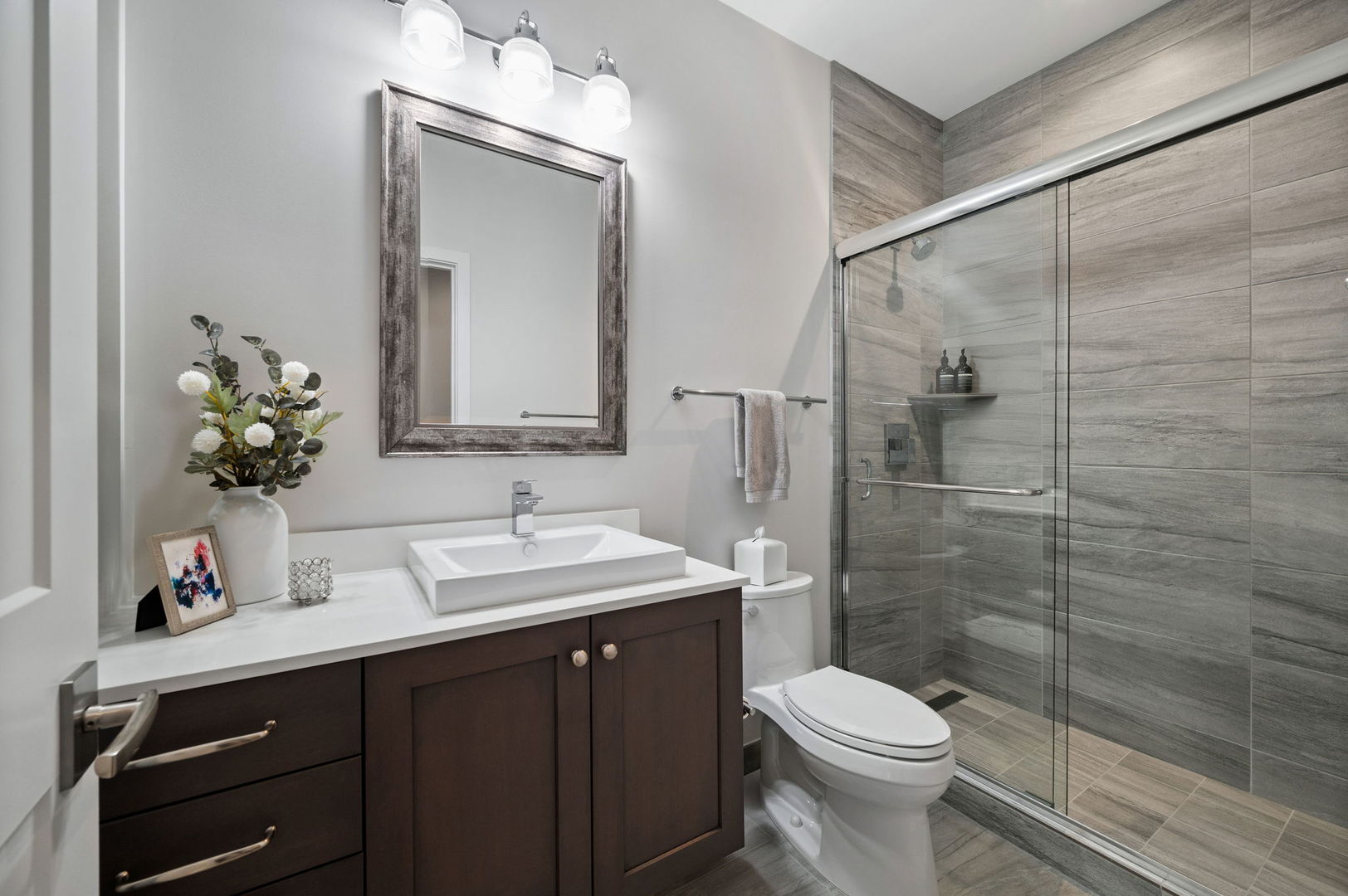 232 East 18th Street Chicago, IL 60616 - Photo 30 of 39 a bathroom with a sink toilet and shower