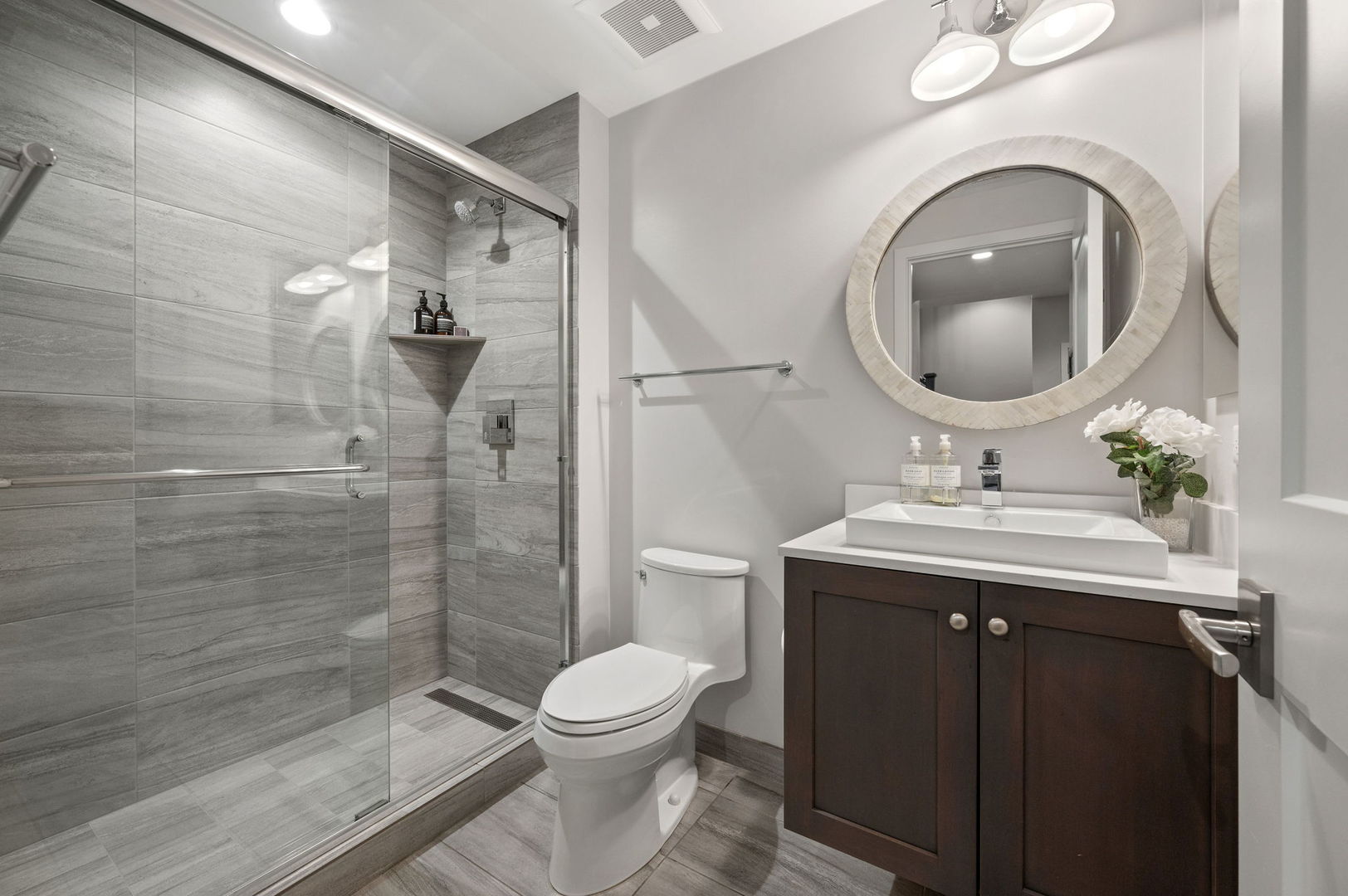 232 East 18th Street Chicago, IL 60616 - Photo 32 of 39 a bathroom with a sink toilet and shower