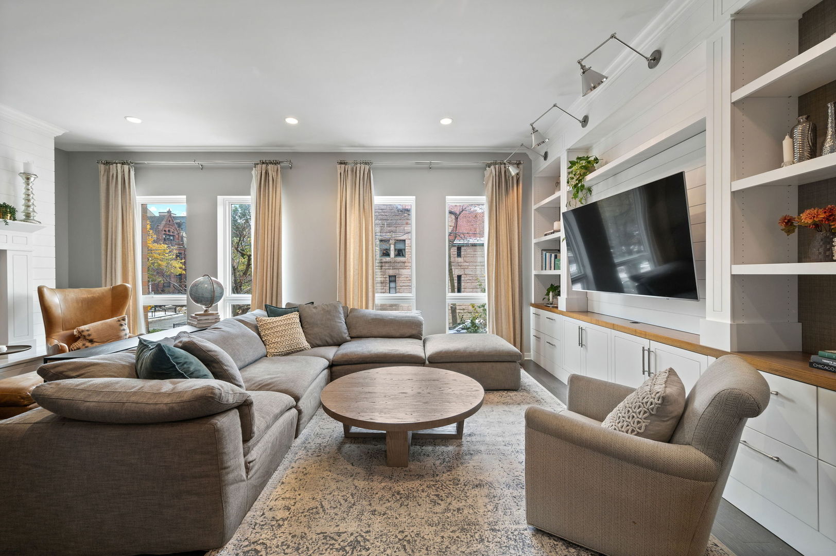 232 East 18th Street Chicago, IL 60616 - Photo 4 of 39 a living room with furniture and a flat screen tv