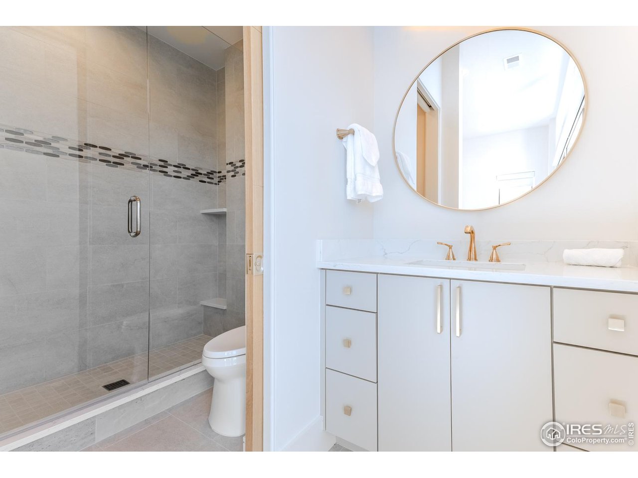 7572 Raphael Lane Littleton, CO 80125 - Photo 40 of 50 A glamorous bath serves guests with style.