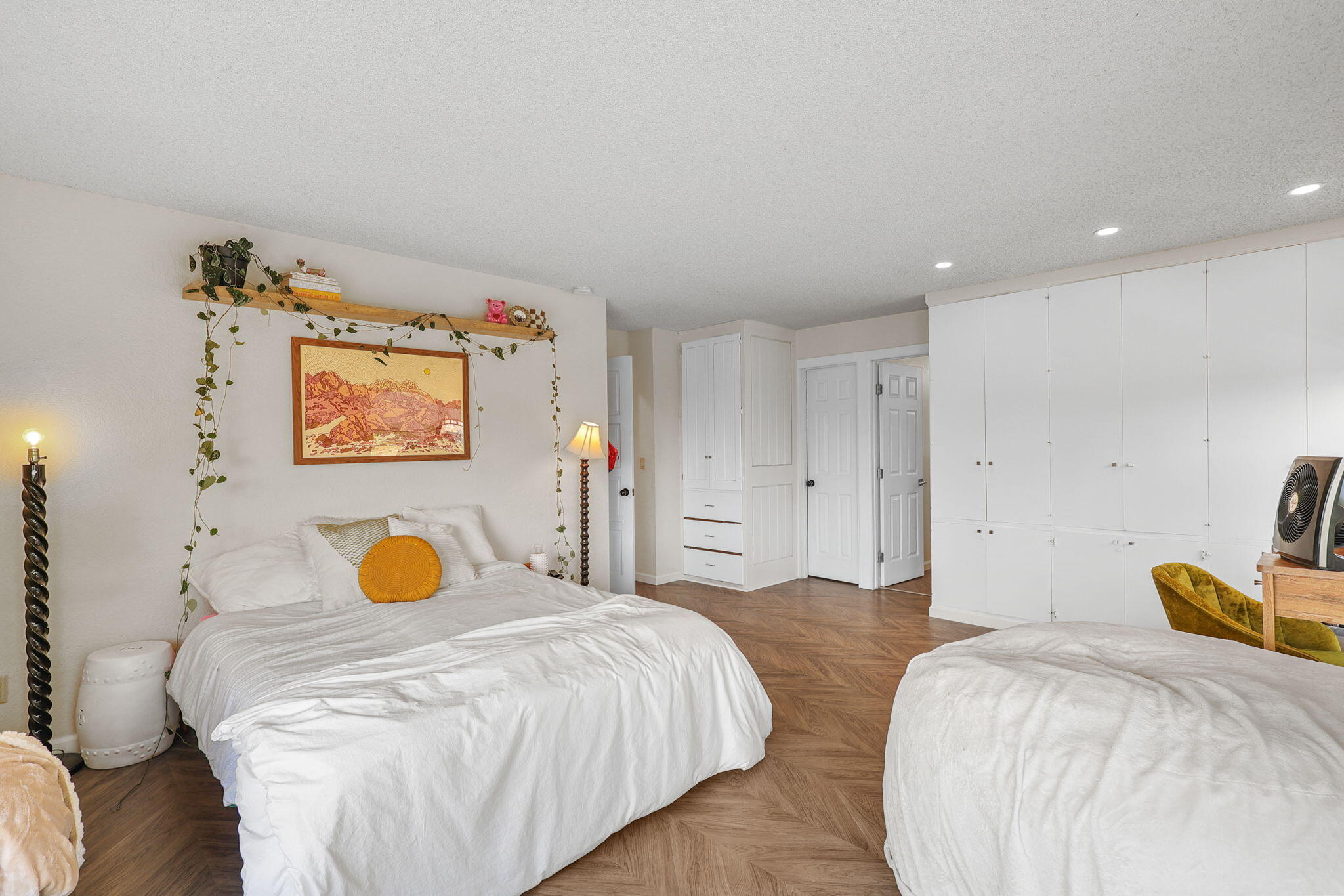 3718 Cal Ore Drive Redding, CA 96001 - Photo 11 of 28 a bedroom with a bed and mirror