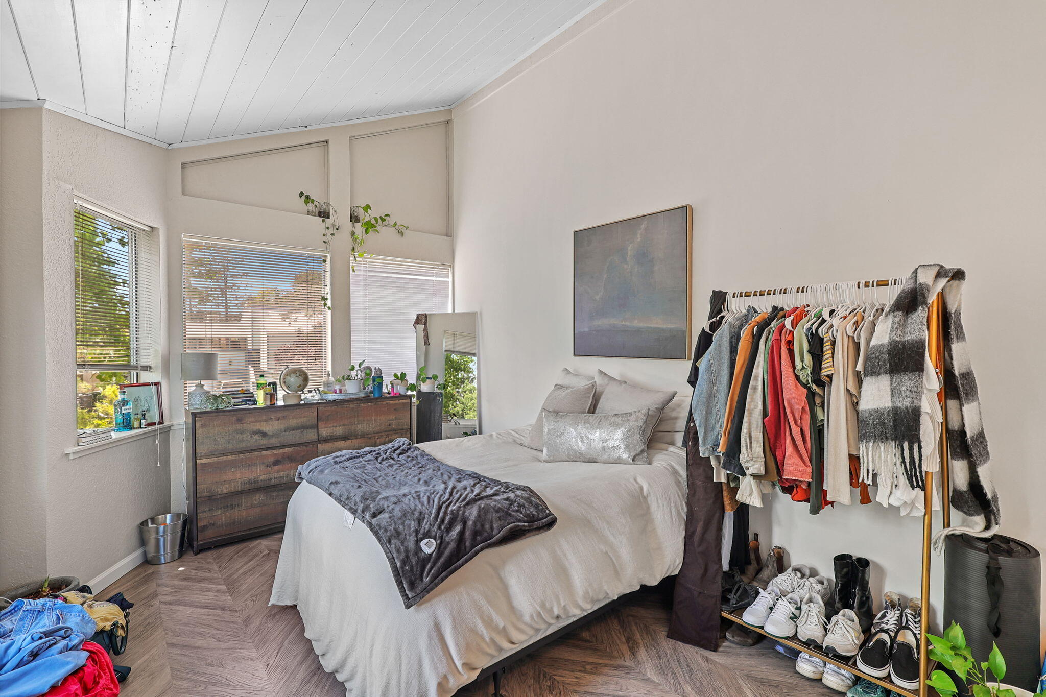 3718 Cal Ore Drive Redding, CA 96001 - Photo 15 of 28 a bedroom with a bed and a large mirror next to a window