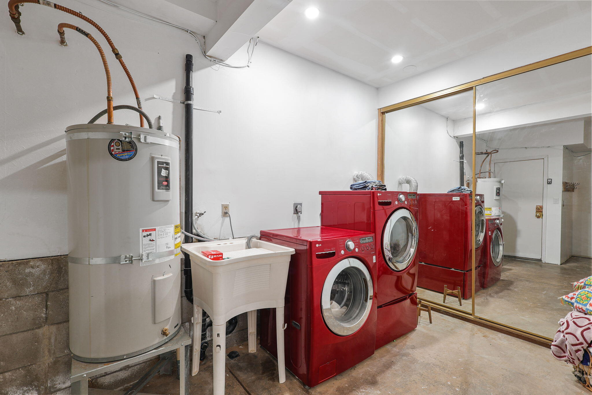 3718 Cal Ore Drive Redding, CA 96001 - Photo 19 of 28 a utility room with dryer and washer