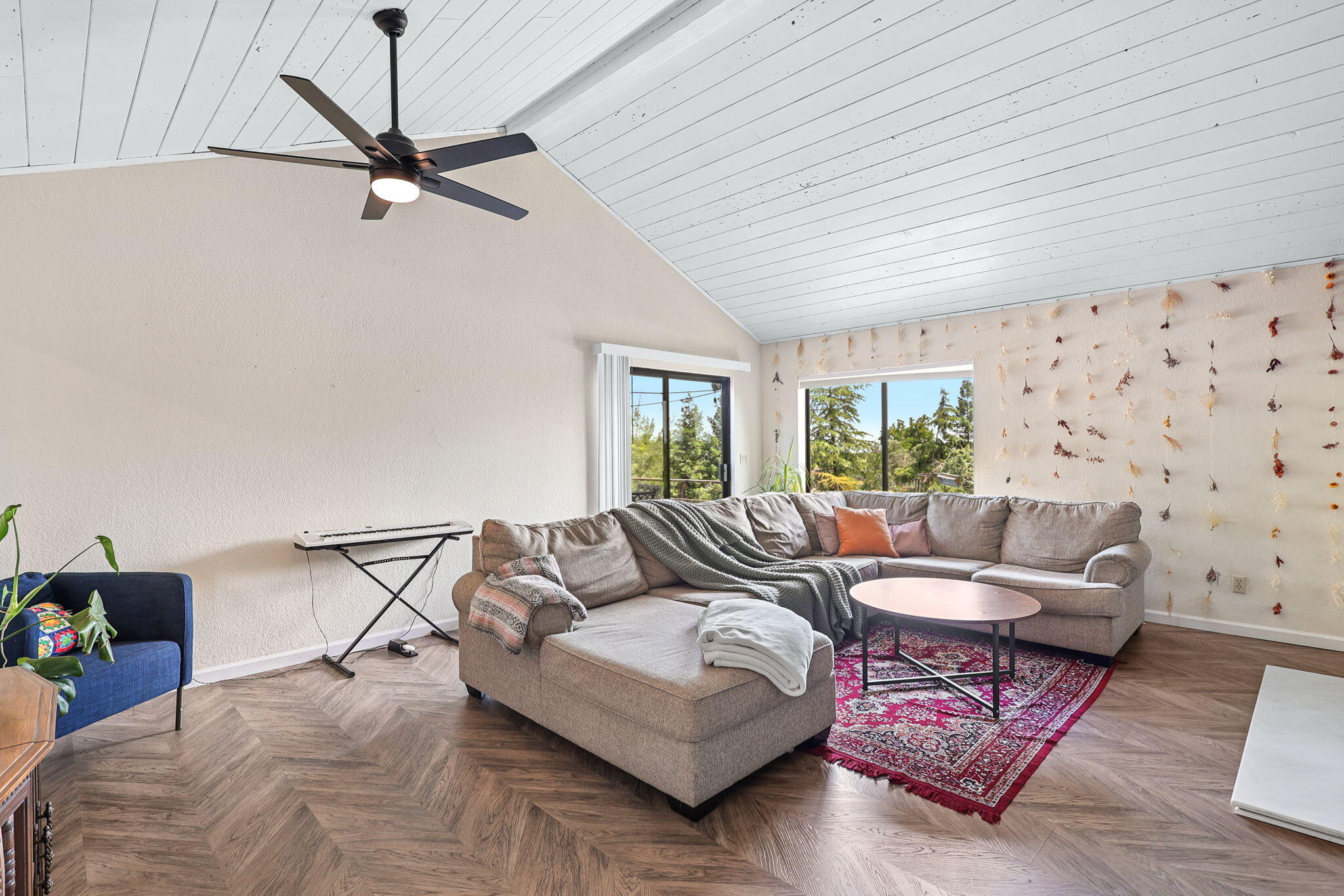 3718 Cal Ore Drive Redding, CA 96001 - Photo 4 of 28 a living room with furniture and a ceiling fan