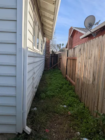 a view of a backyard with pathway