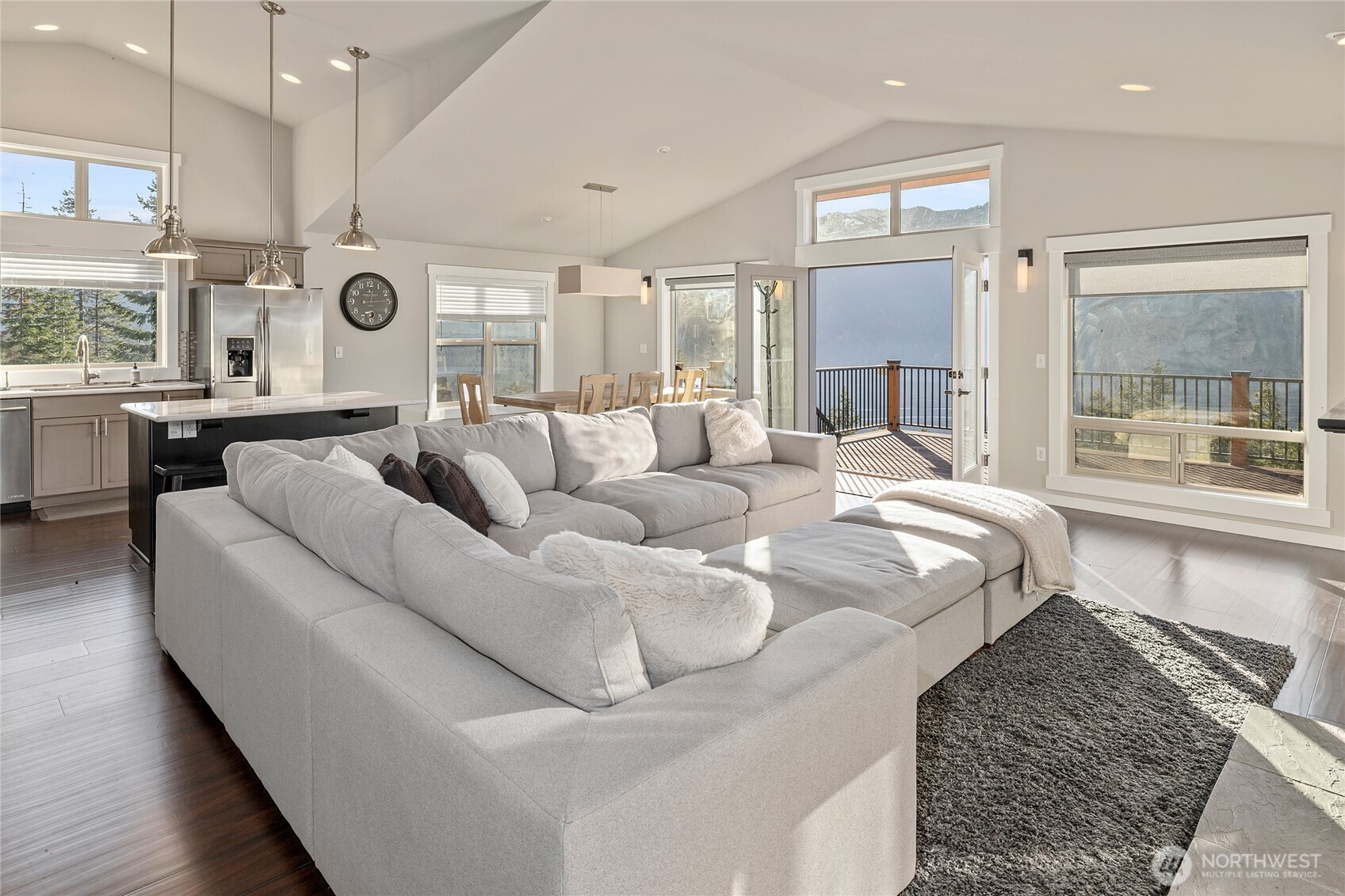 1840 Morgan Creek Road Ronald, WA 98940 - Photo 17 of 33 a large bedroom with a large bed and a large window