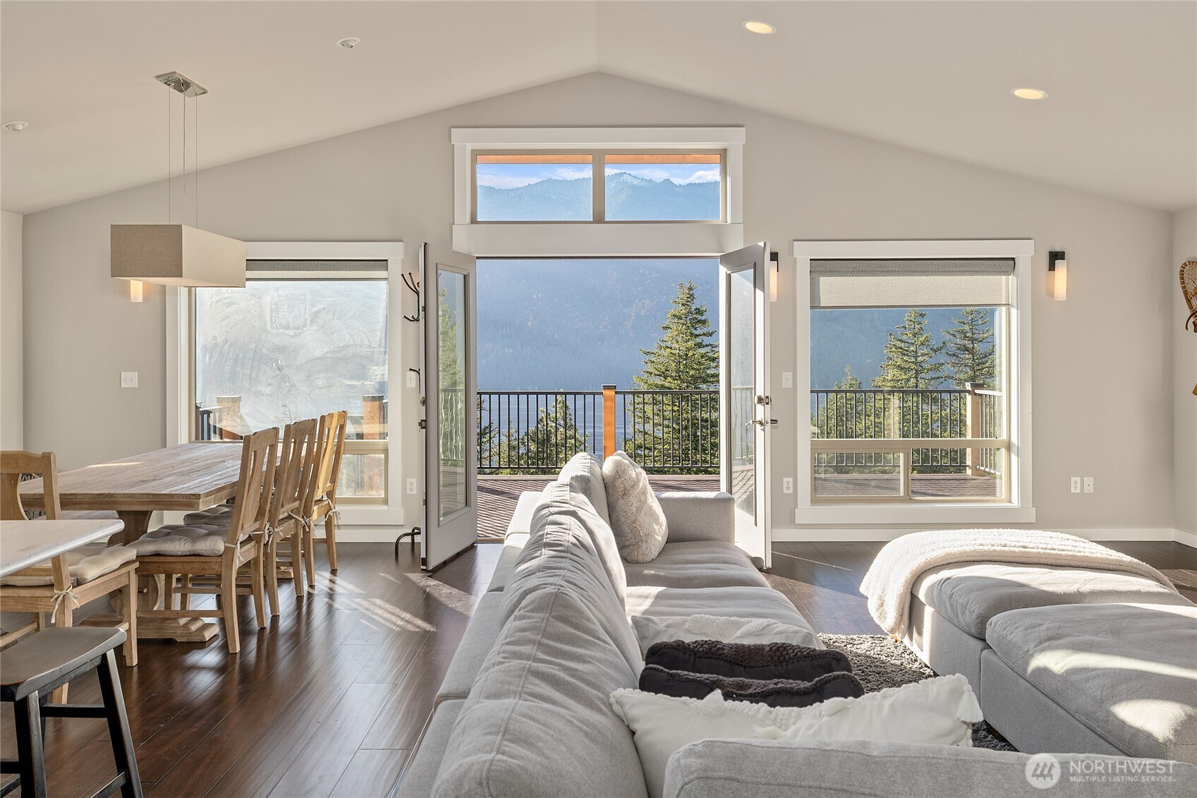 1840 Morgan Creek Road Ronald, WA 98940 - Photo 19 of 33 a living room with furniture and a window