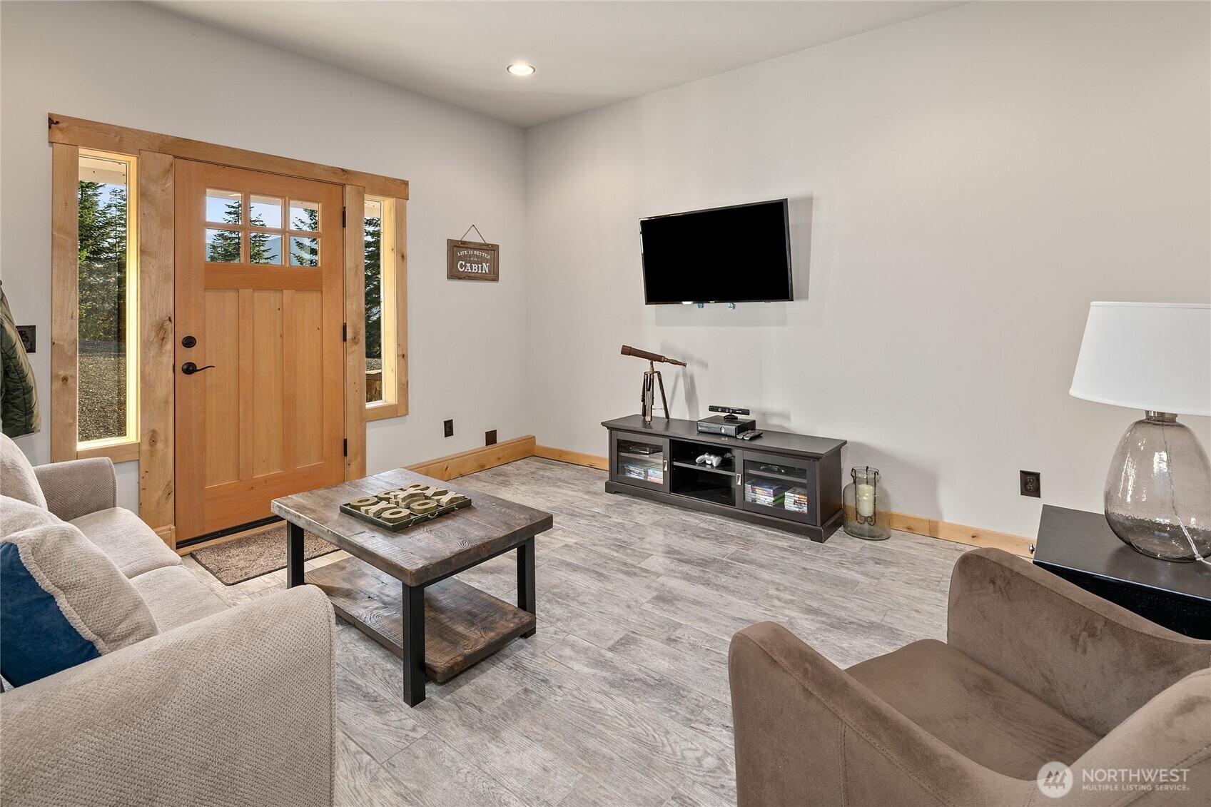1840 Morgan Creek Road Ronald, WA 98940 - Photo 6 of 33 a living room with furniture a flat screen tv and a window