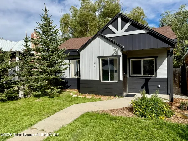 $325,000 | 221 South Maybell Avenue, Pinedale, WY 82941