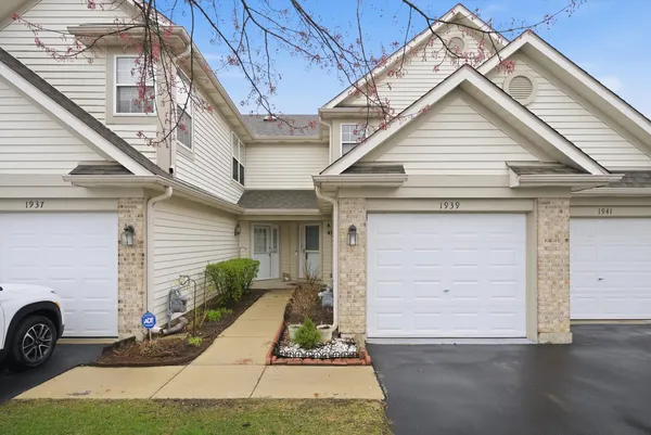 $315,000 | 1939 Grove Avenue, Schaumburg, IL 60193