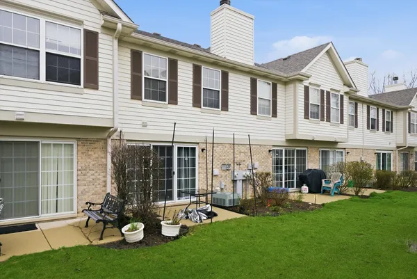 $315,000 | 1939 Grove Avenue, Schaumburg, IL 60193