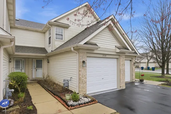 $315,000 | 1939 Grove Avenue, Schaumburg, IL 60193