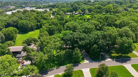 $1,000,000 | 9319 High Drive, Leawood, KS 66206