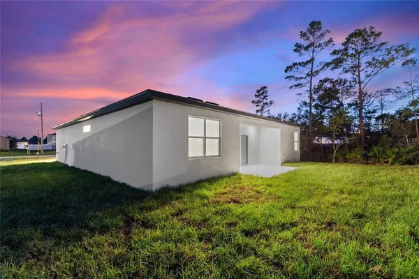 a view of a house with backyard and garden