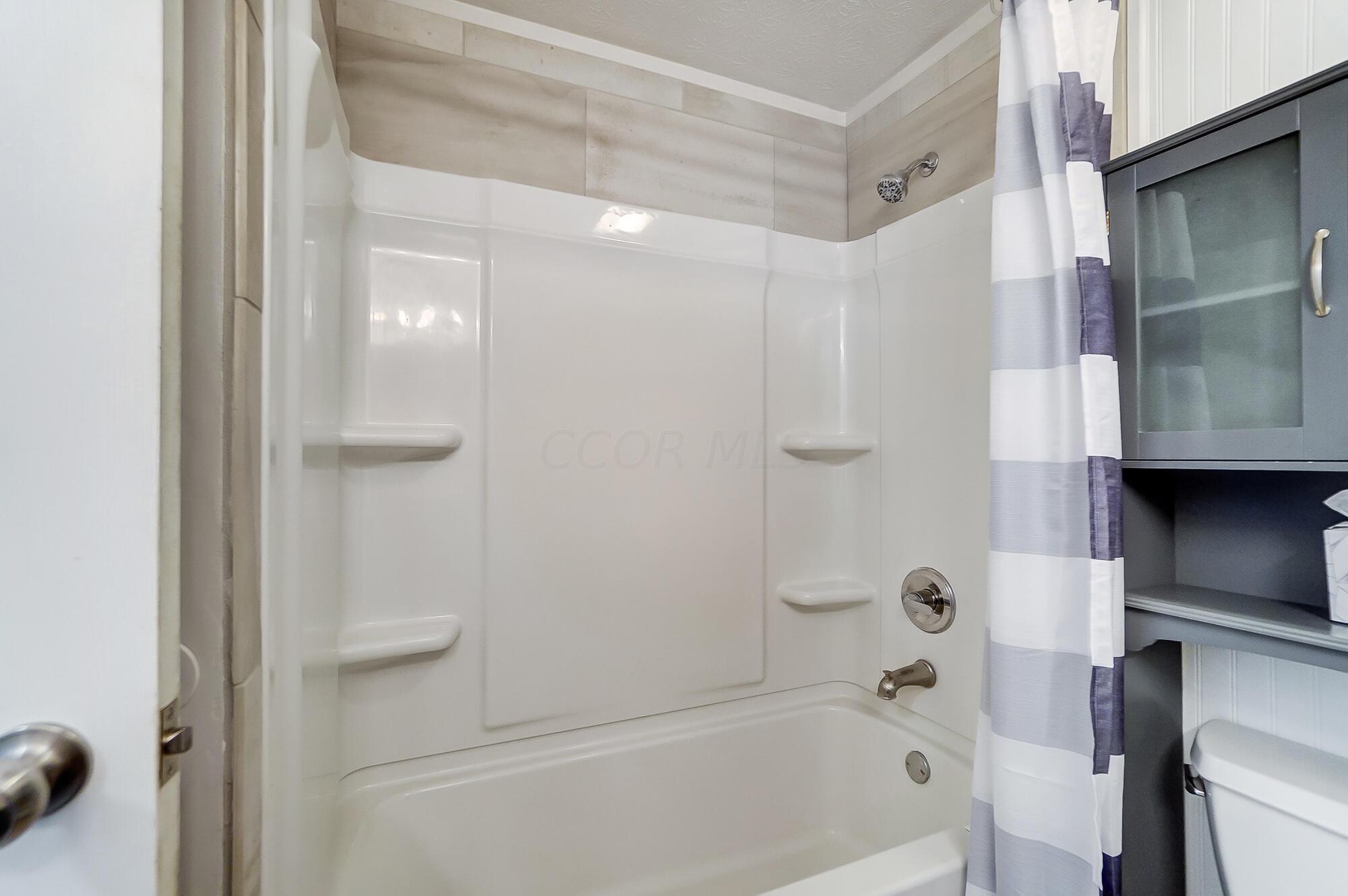 3075 Whitlow Road Columbus, OH 43232 - Photo 21 of 45 Full Bath