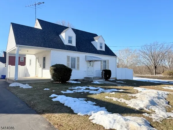 a view of a house with backyard