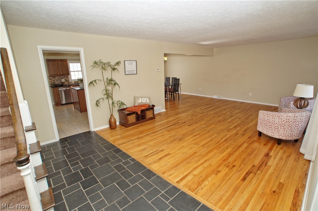 4644 West Farnhurst Road Cleveland, OH 44121 - Photo 3 of 31