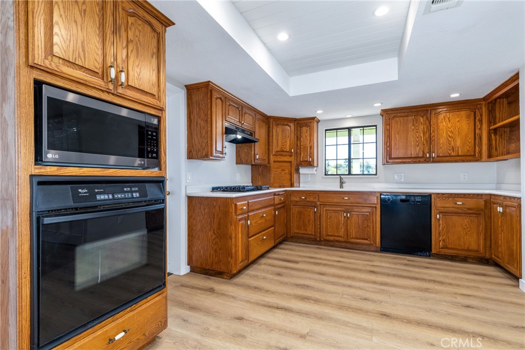 10870 Santa Ana Road Atascadero, CA 93422 - Photo 20 of 67 The well-appointed kitchen offers plenty of space to easily have multiple people in the kitchen at the same time