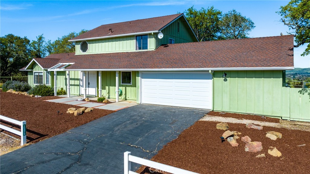 10870 Santa Ana Road Atascadero, CA 93422 - Photo 4 of 67 The driveway can easily accommodate multiple vehicles.