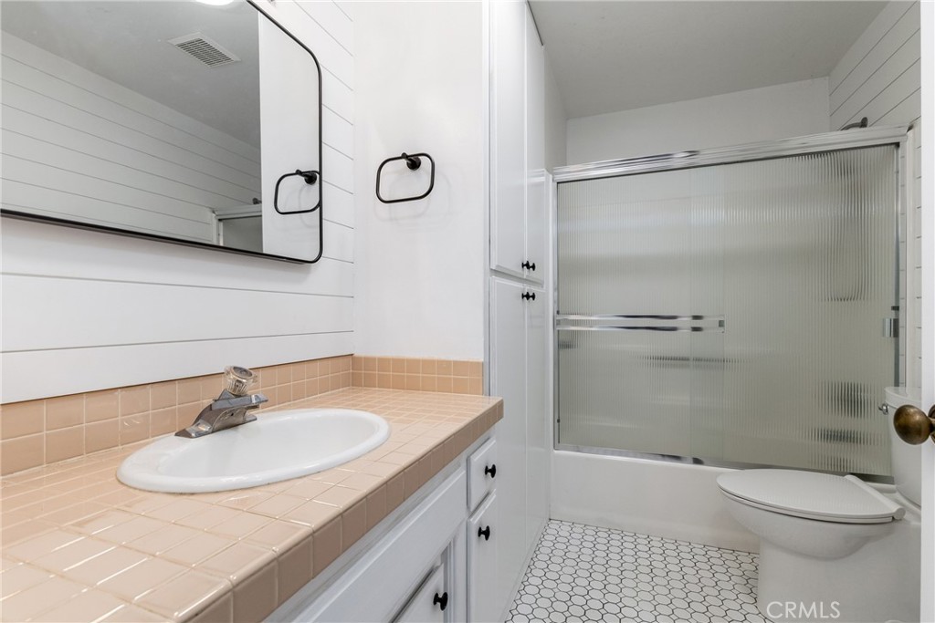 10870 Santa Ana Road Atascadero, CA 93422 - Photo 42 of 67 The guest bedrooms are serviced by a full bathroom.