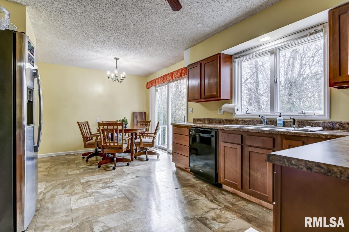 7811 Olde Carriage Way Springfield, IL 62712 - Photo 7 of 32