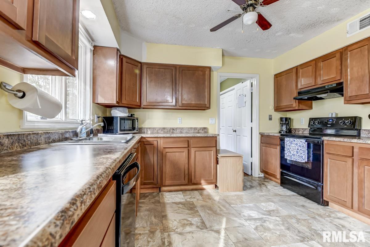 7811 Olde Carriage Way Springfield, IL 62712 - Photo 9 of 32