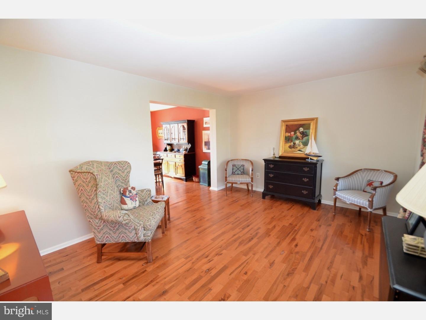 538 Waltham Lane Perkasie, PA 18944 - Photo 5 of 23 Living Room