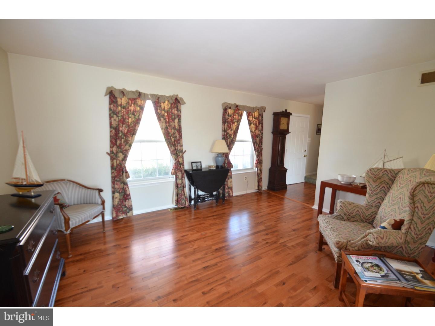 538 Waltham Lane Perkasie, PA 18944 - Photo 6 of 23 Living Room