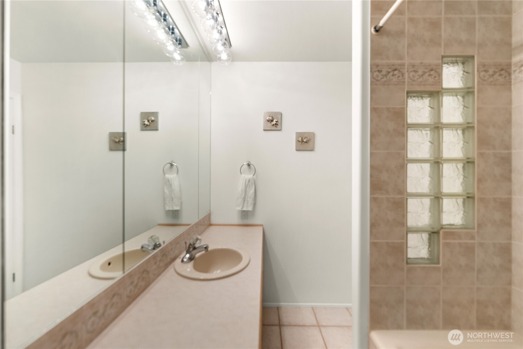 428 Eastlake Road Oroville, WA 98844 - Photo 23 of 34 a bathroom with a tub sink and mirror