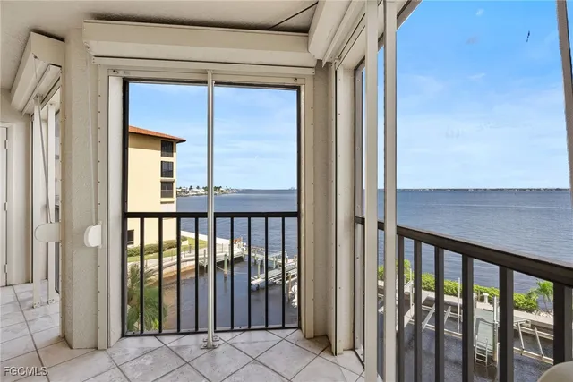 $1,800 | 4019 Southeast 20th Place, Unit 303, Cape Coral, FL 33904