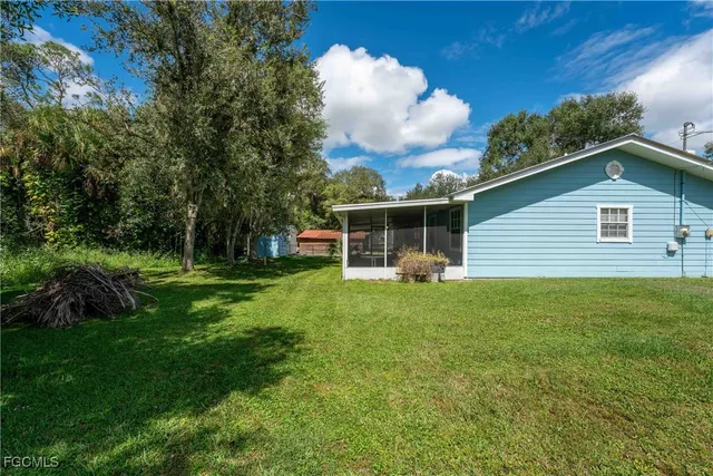 a view of a house with backyard and garden