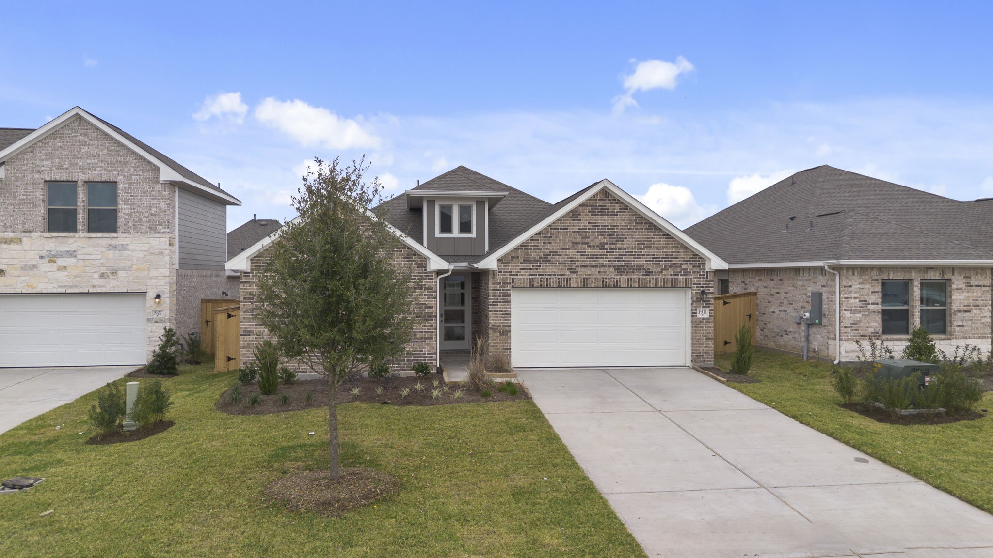 1911 Stargazer Lane Angleton, TX 77515 - Photo 27 of 33 a front view of house with yard
