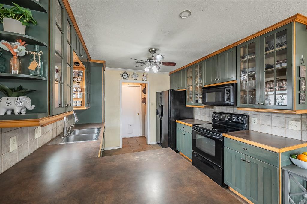 748 Regency Drive Hurst, TX 76054 - Photo 11 of 31 Entertainer's Kitchen