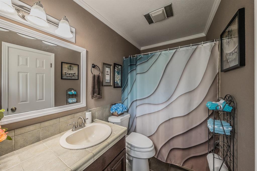 748 Regency Drive Hurst, TX 76054 - Photo 17 of 31 Primary bathroom tub/shower combo