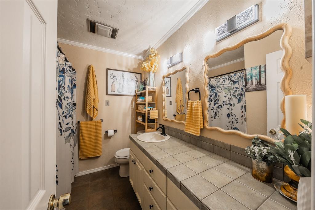 748 Regency Drive Hurst, TX 76054 - Photo 24 of 31 Secondary bathroom