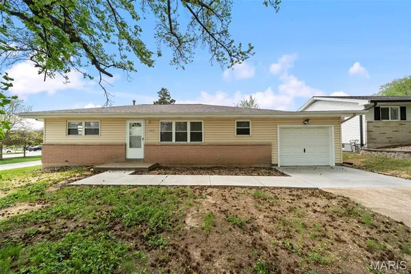 $305,000 | 1201 Clearview Drive, St. Charles, MO 63303