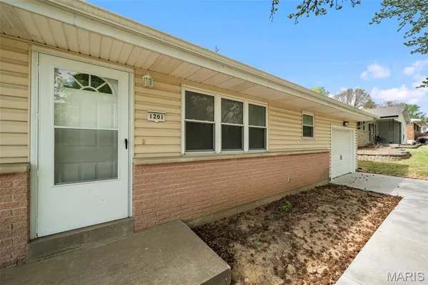 $305,000 | 1201 Clearview Drive, St. Charles, MO 63303