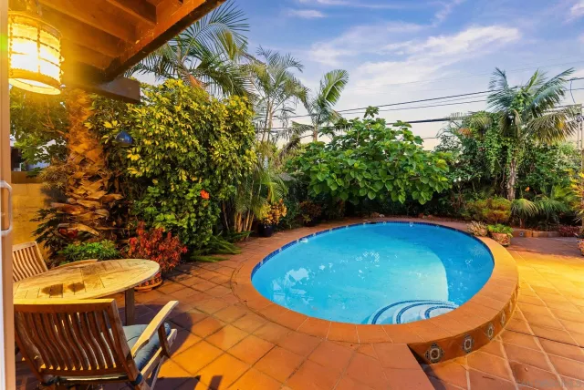 a view of a swimming pool with seating space
