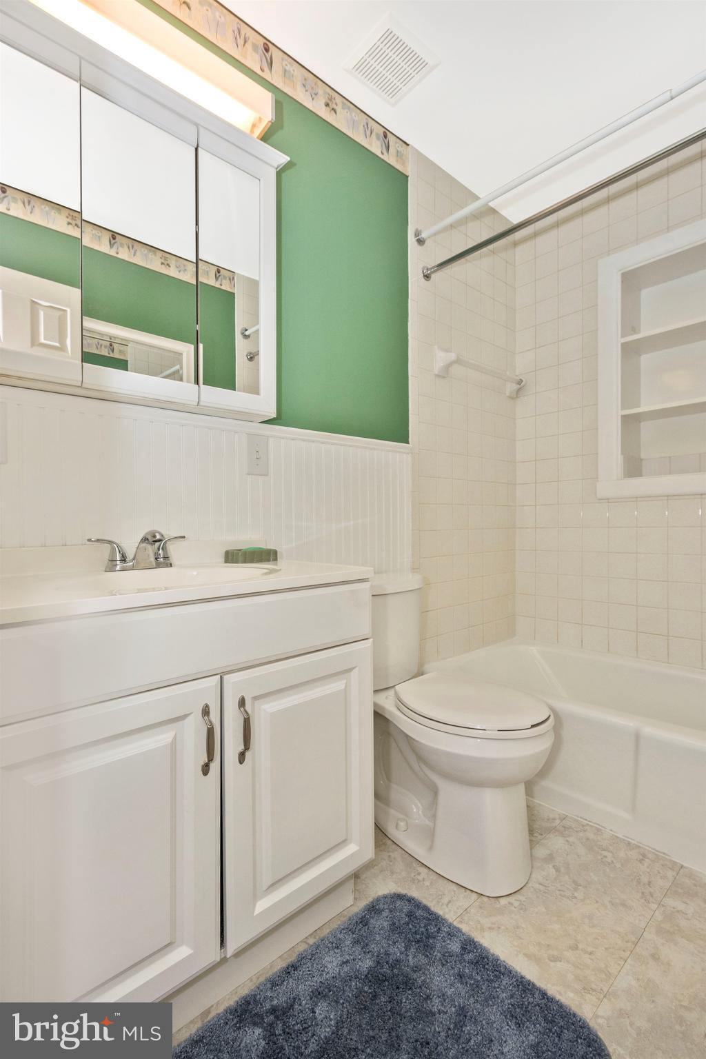 5213 Cochran Road Beltsville, MD 20705 - Photo 18 of 47 MAIN LEVEL HALL BATH
