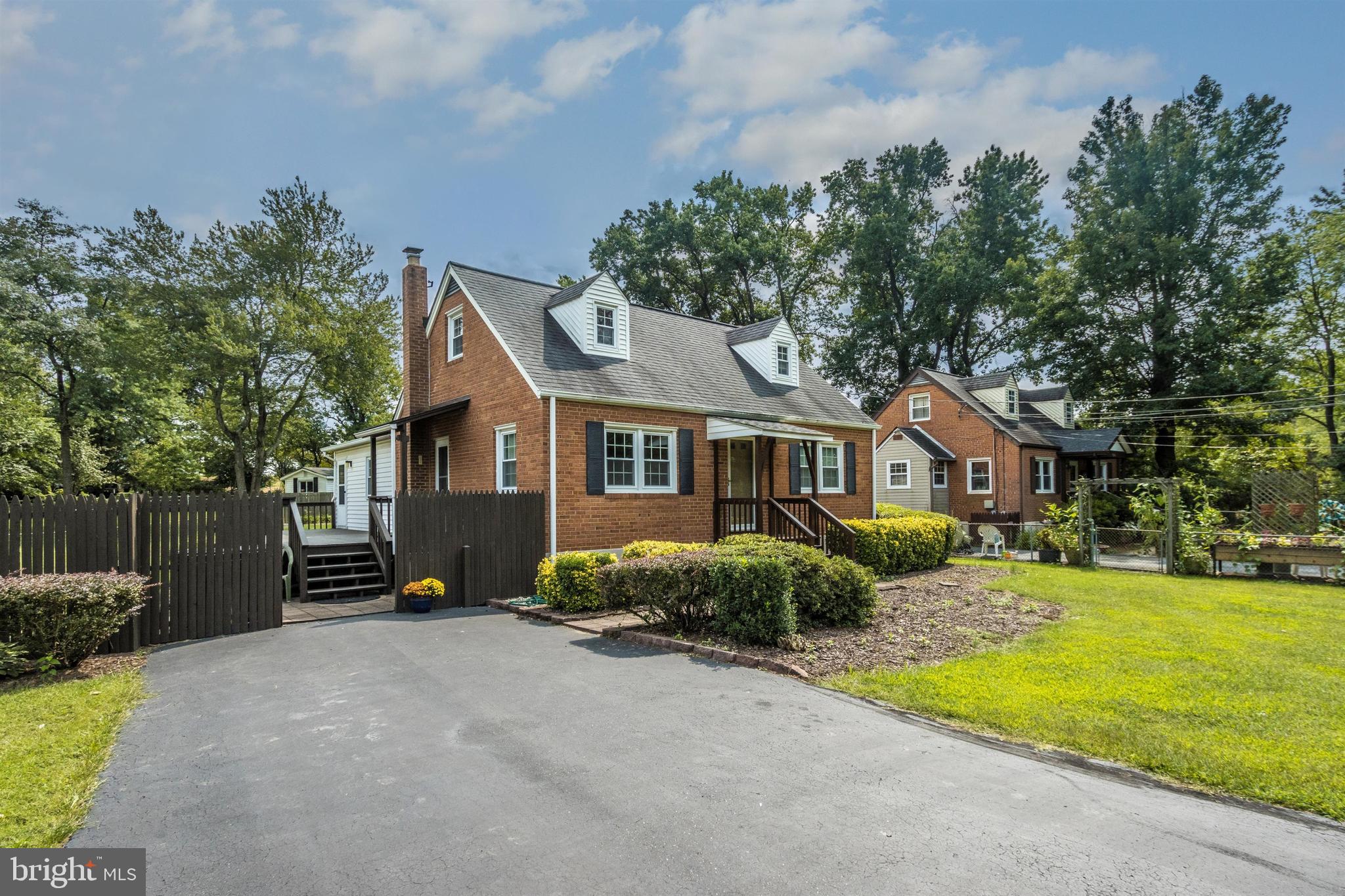 5213 Cochran Road Beltsville, MD 20705 - Photo 28 of 47 FRONT EXT DRIVEWAY VIEW